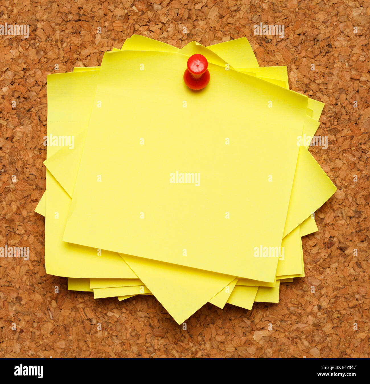 Mazzetto di sticky notes imbastito alla bacheca di sughero. Foto Stock