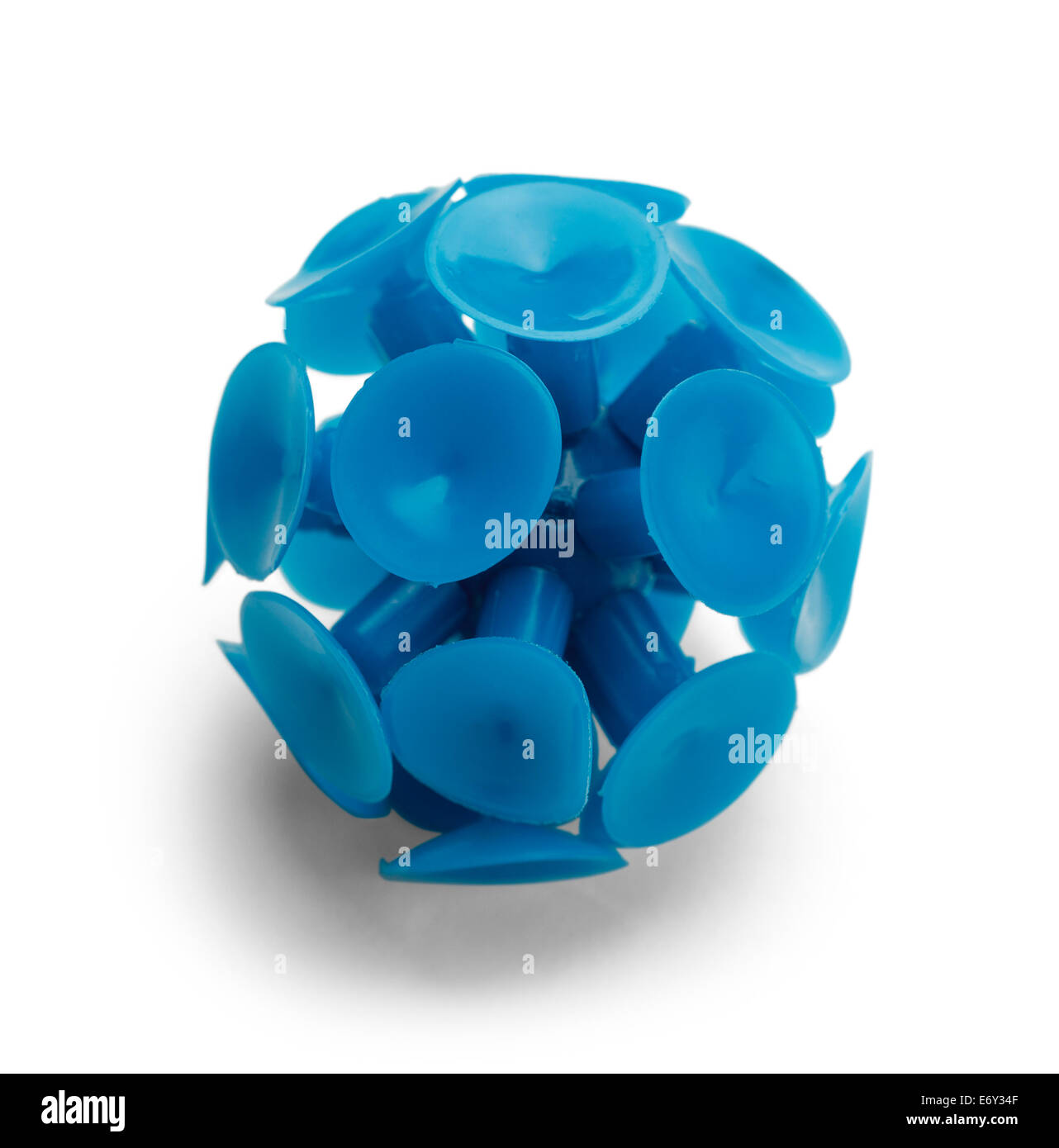 Giocattolo blu sfera in plastica isolato su sfondo bianco. Foto Stock