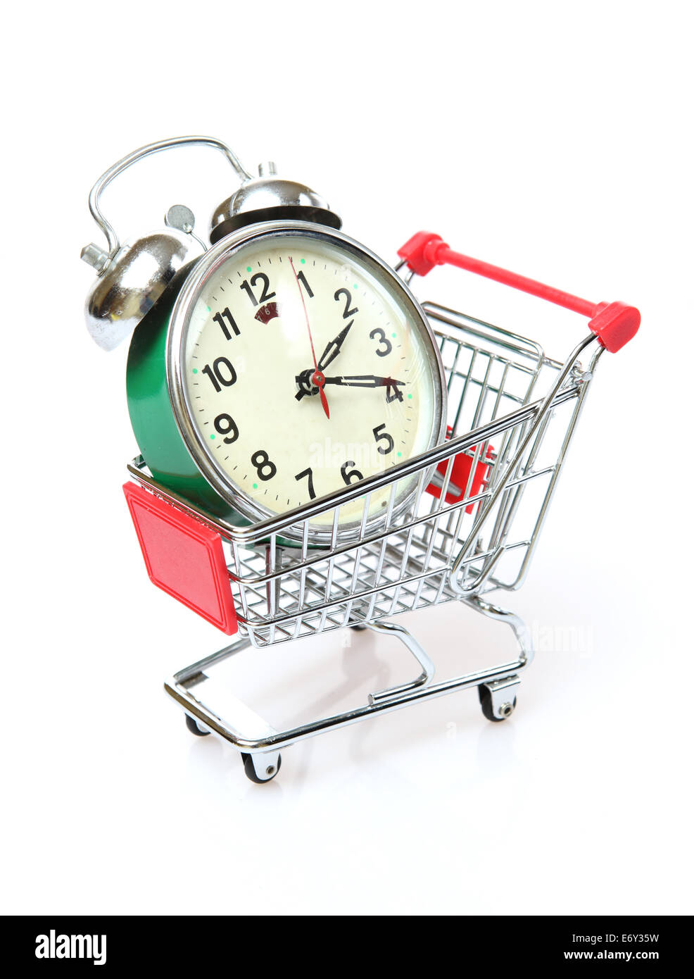 Sveglia in un carrello della spesa. Tempo di shopping concetto. Foto Stock Sveglia in un carrello della spesa. Tempo di shopping concetto. Foto Stock