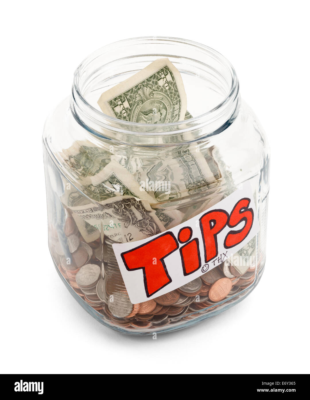 Il vasetto di vetro pieno per metà del denaro con una etichetta di suggerimenti su di esso, isolata su uno sfondo bianco con ombra. Foto Stock