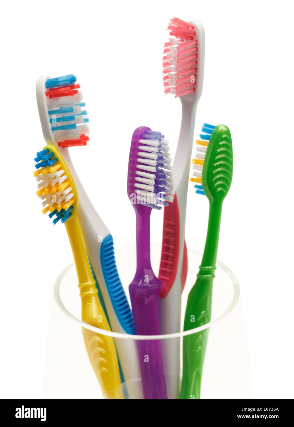 Gruppo di spazzolini da denti in vetro isolato su sfondo bianco. Foto Stock