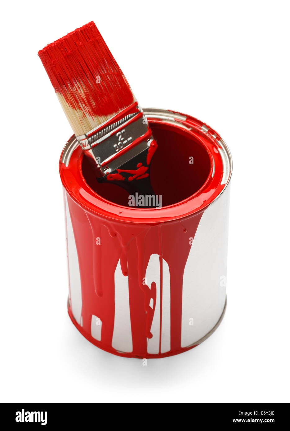 Utilizzate la vernice rossa può e spazzola isolati su sfondo bianco. Foto Stock