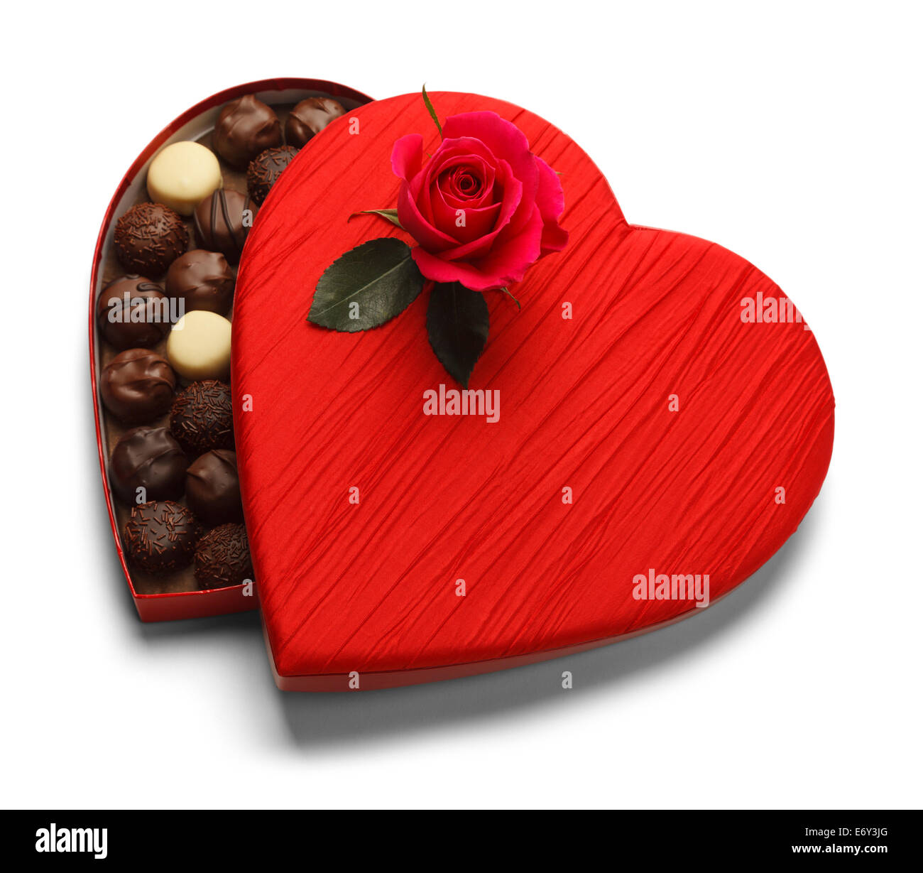 Cuore rosso scatola di cioccolatini con Rose isolati su sfondo bianco. Foto Stock