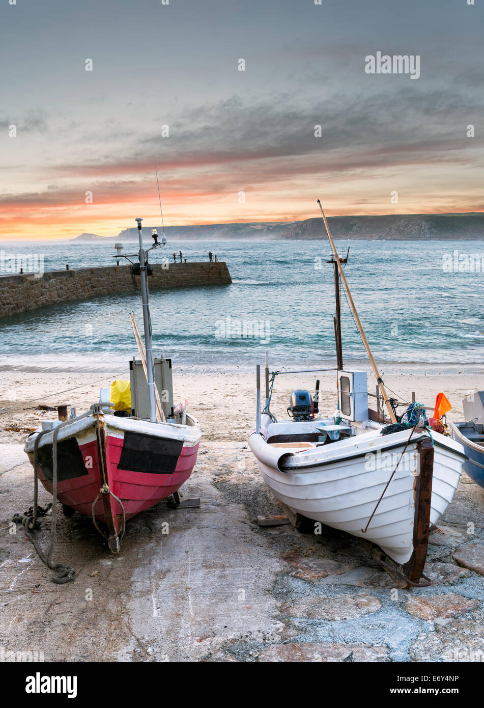 Barche di pescatori sulla spiaggia di Sennen Cove vicino Land's End in Cornovaglia Foto Stock