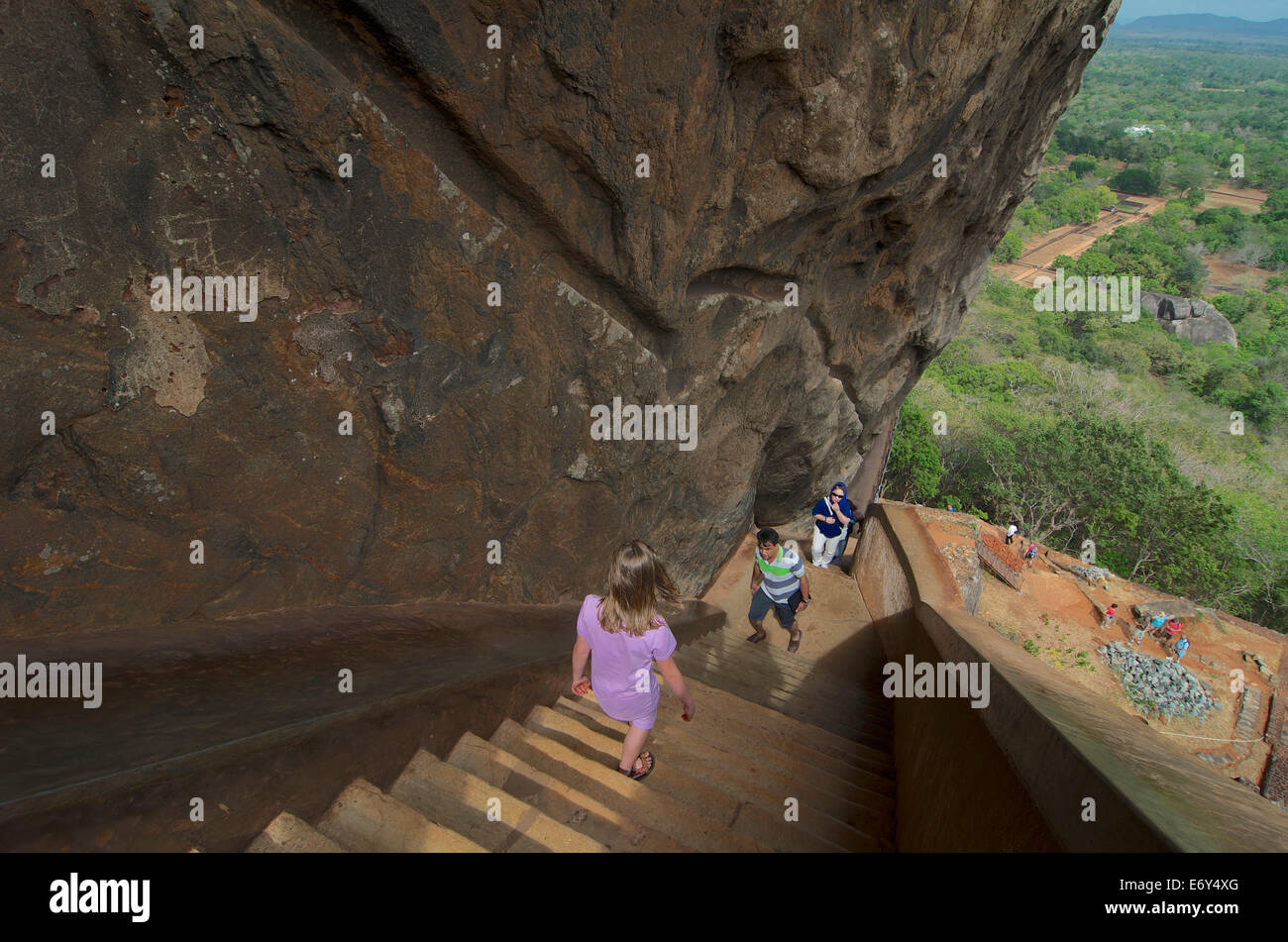 Ripide scale che portano verso il basso a partire da una roccia di Sigiriya, Matale Distict, culturale Triangel, Sri Lanka Foto Stock
