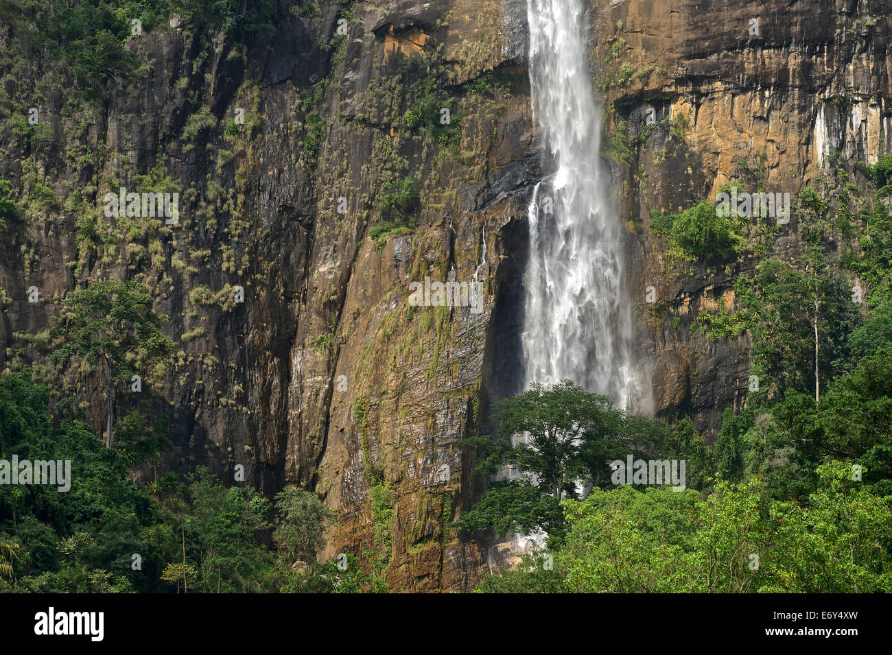 Diyaluma cascate tra Wellawaya e Haputale, Provincia di UVA, Bordo meridionale delle highlands, Sri Lanka, Sud Asia Foto Stock