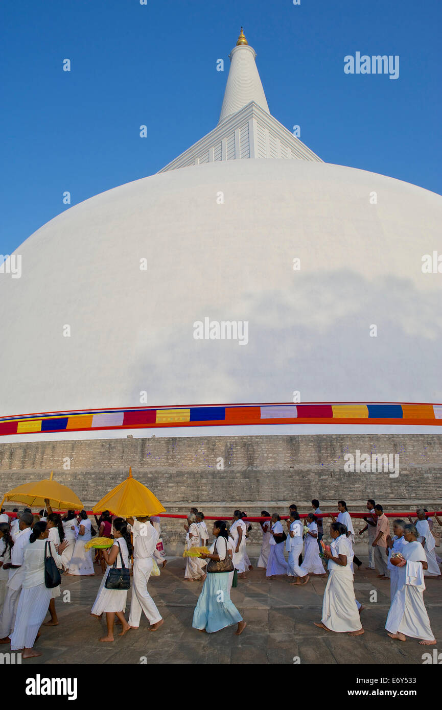 Pellegrini celebrando Poya giorno a Runaveli Dagoba, Anuradhapura, culturale Triangel, Sri Lanka Foto Stock