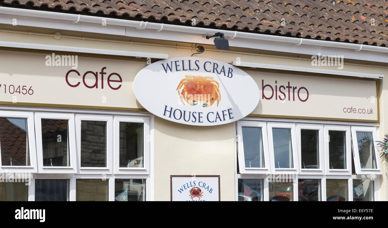Segno con un granchio dipinto presso un ristorante locale di bistrot di caffe' di pesce, 'Wells Crab House Cafe', Wells-Next-the-Sea, Norfolk Foto Stock