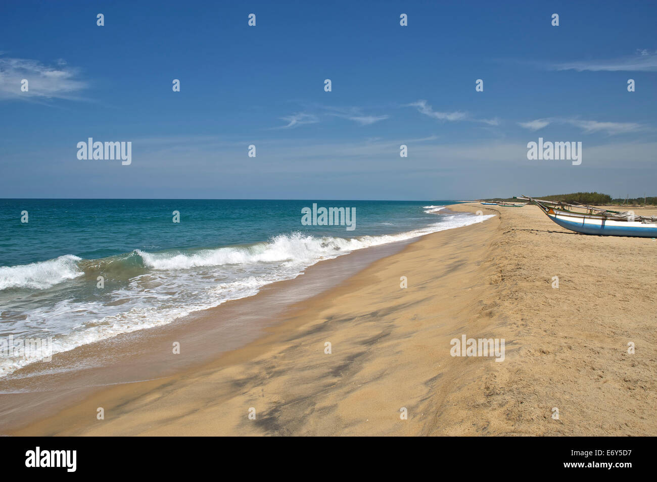 Barche di pescatori sulla spiaggia deserta, tra Batticaloa e Pottuvil, Est dello Sri Lanka, Asia del Sud Foto Stock