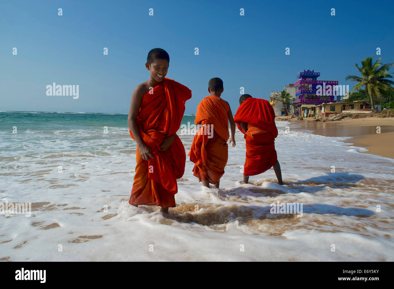 Debuttante buddista sulla spiaggia di Hikkaduwa, costa sudovest, Sri Lanka, Sud Asia Foto Stock