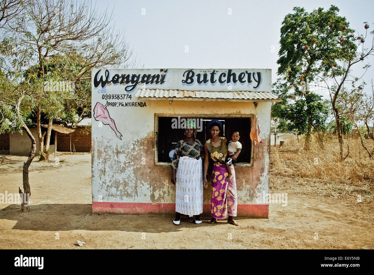 La madre e la figlia e la nipote di fronte a loro a conduzione familiare, macellai, al di fuori di Lilongwe, Malawi, Africa Foto Stock La madre e la figlia e la nipote di fronte a loro a conduzione familiare, macellai, al di fuori di Lilongwe, Malawi, Africa Foto Stock