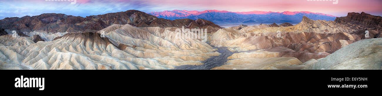 Il sole sorge su Zabriskie Point nel Parco Nazionale della Valle della Morte, CALIFORNIA, STATI UNITI D'AMERICA Foto Stock