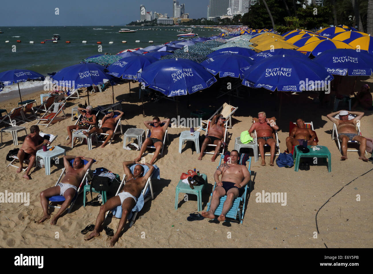 A uomini anziani nella spiaggia di Pattaya Thailandia del Sud Est asiatico foto : Pixstory / Alamy Foto Stock