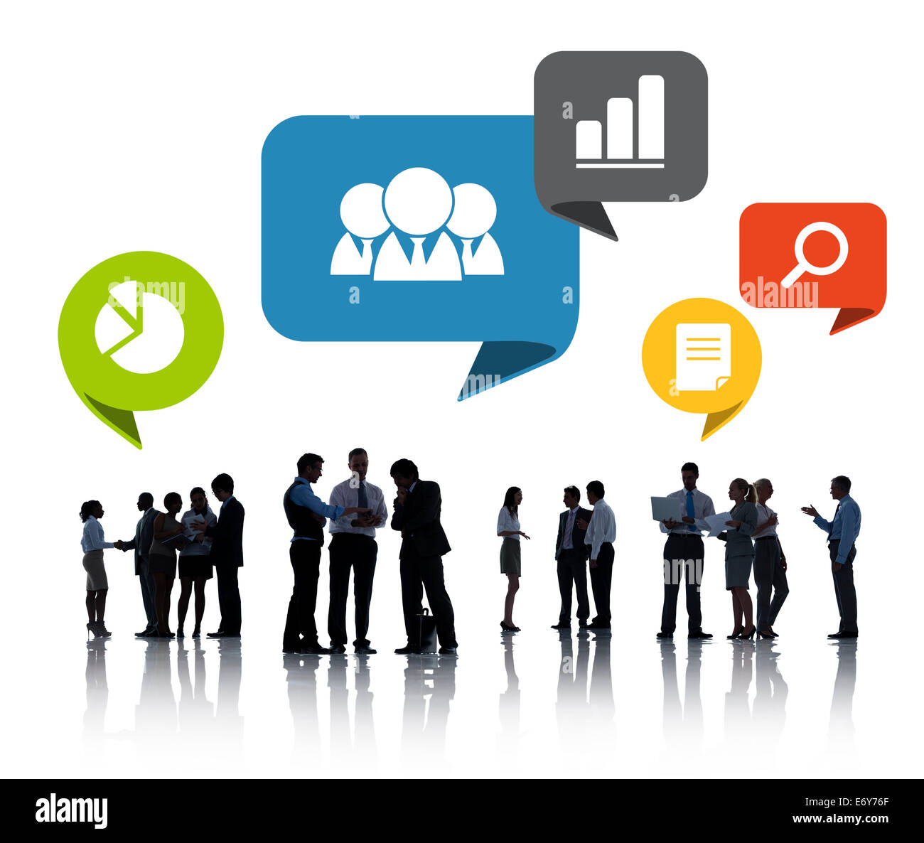 Sagome di uomini di affari che discutere di Social Networking Foto Stock