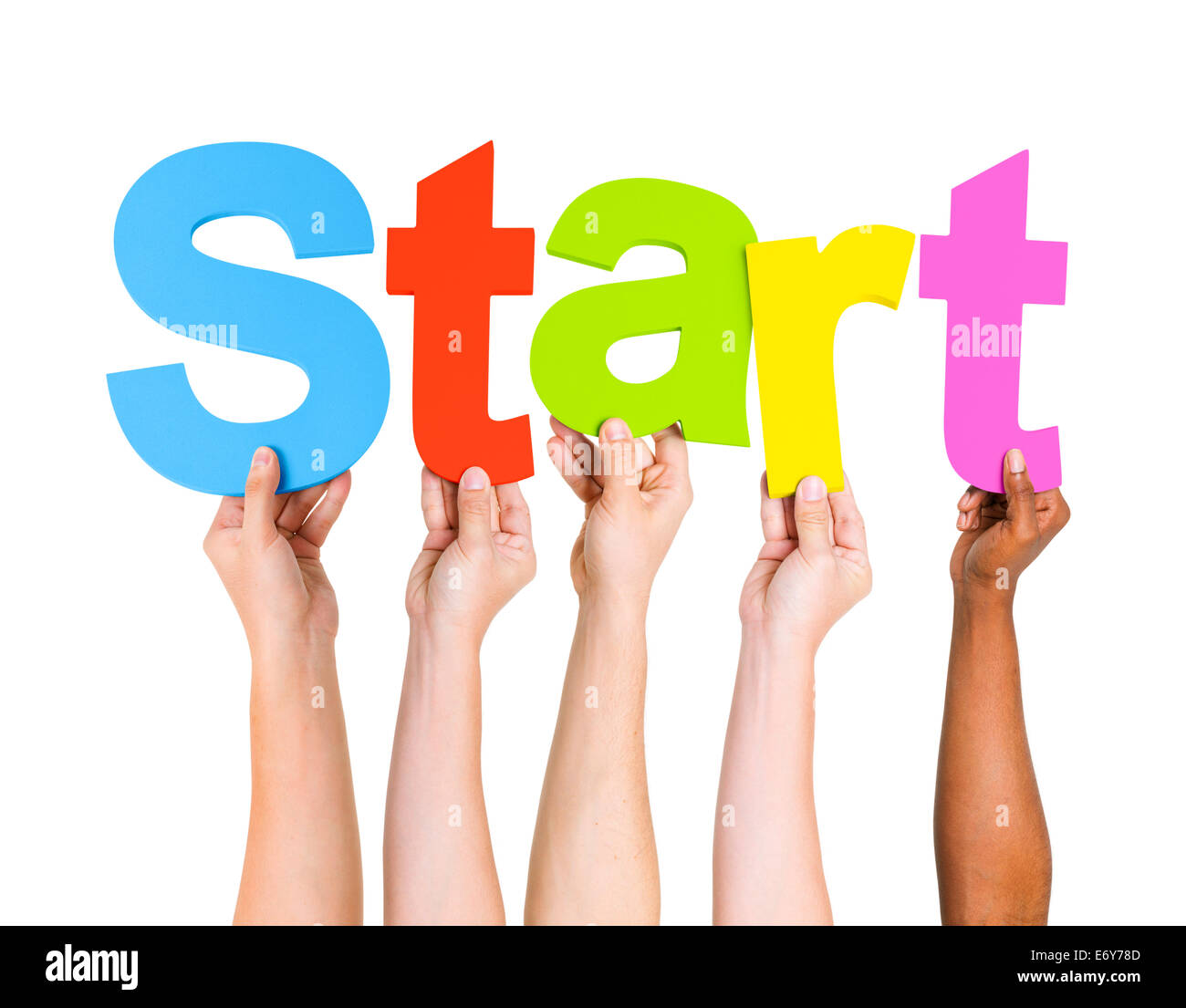 Multi-Ethnic gruppo di persone che sostengono la parola Start Foto Stock