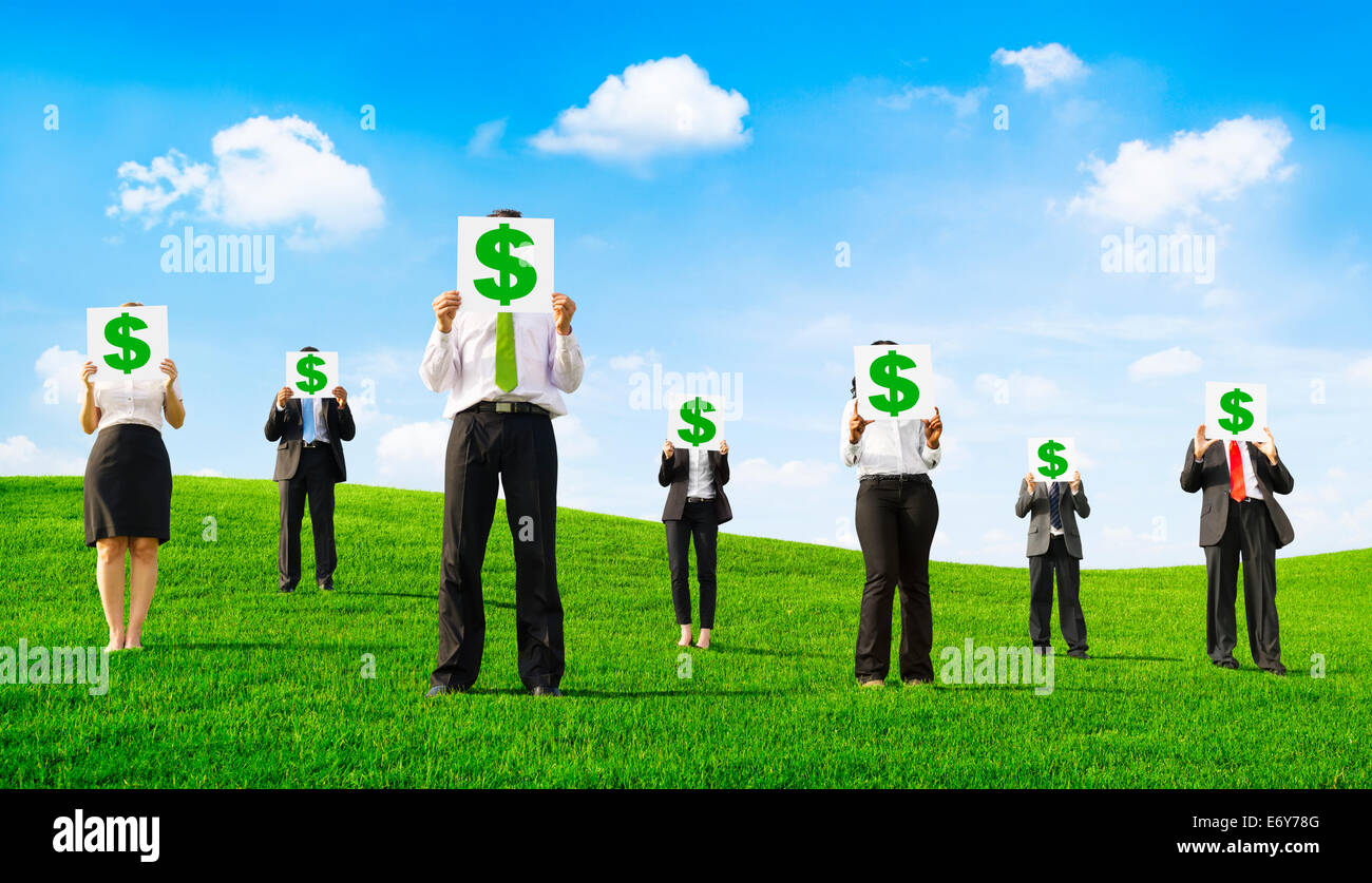 La gente di affari azienda cartelloni con segni di dollaro all'aperto Foto Stock