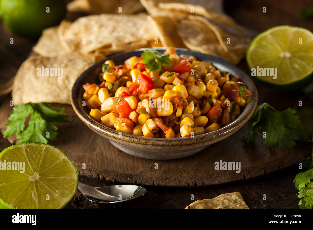 In casa di mais piccante salsa con tortilla chips Foto Stock