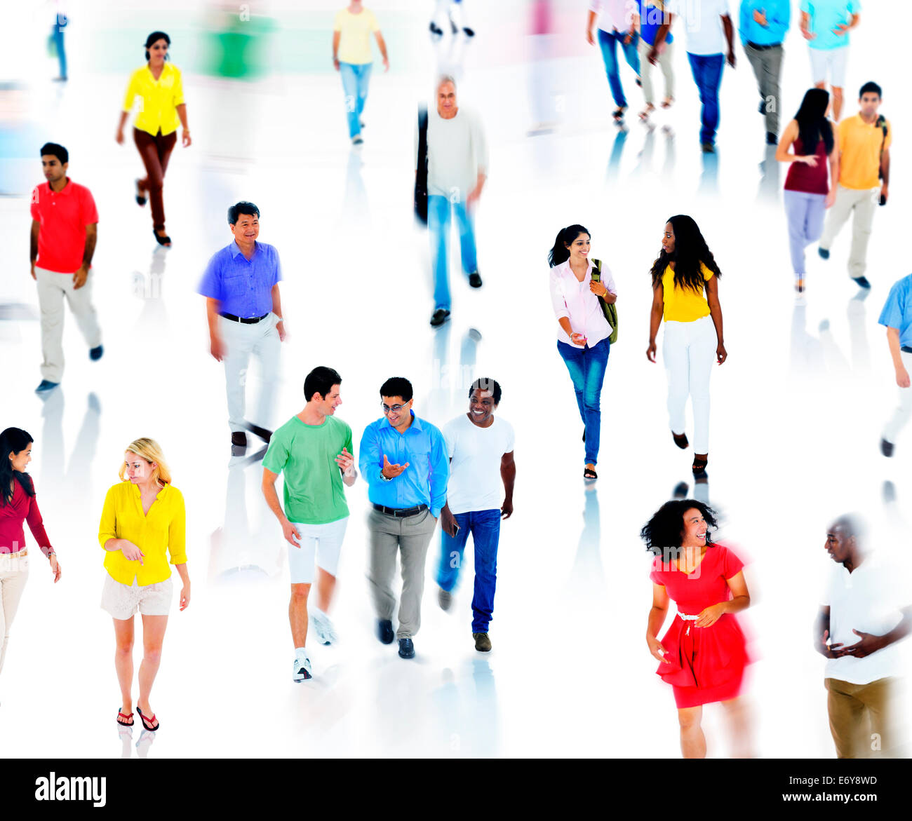 Multietnica gente camminare e parlare isolato su bianco Foto Stock