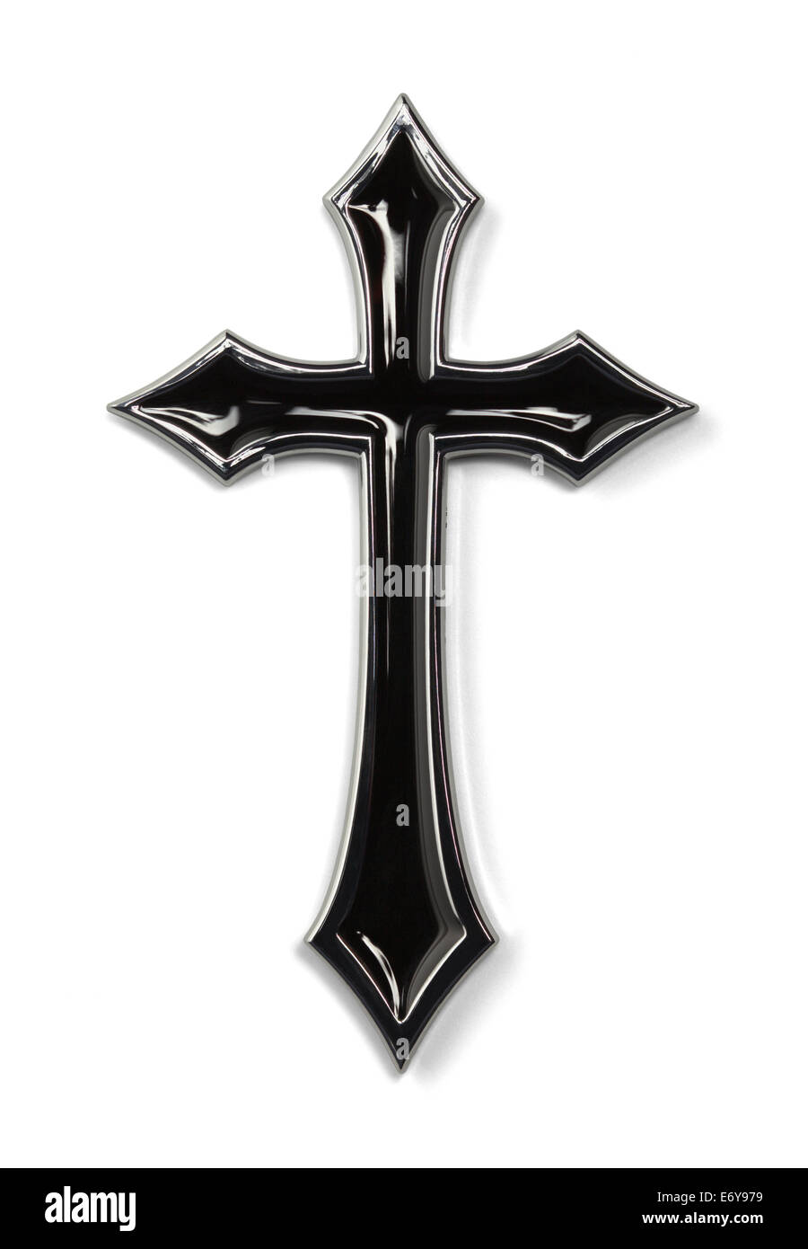 Nero gotico croce in metallo isolato su sfondo bianco. Foto Stock