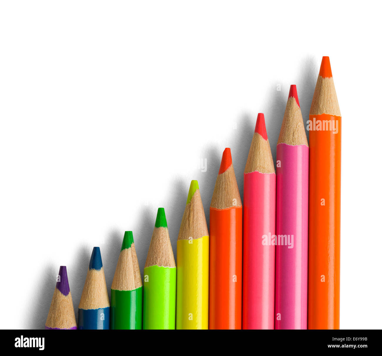 Scala di colore brillante matite isolati su sfondo bianco. Foto Stock