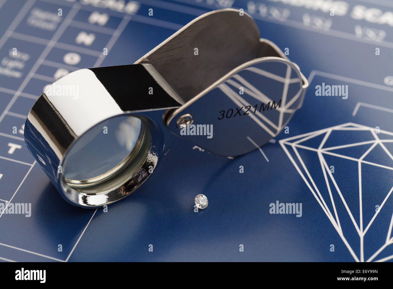 Blue Diamond Grading grafico con diamanti e Loupe. Foto Stock