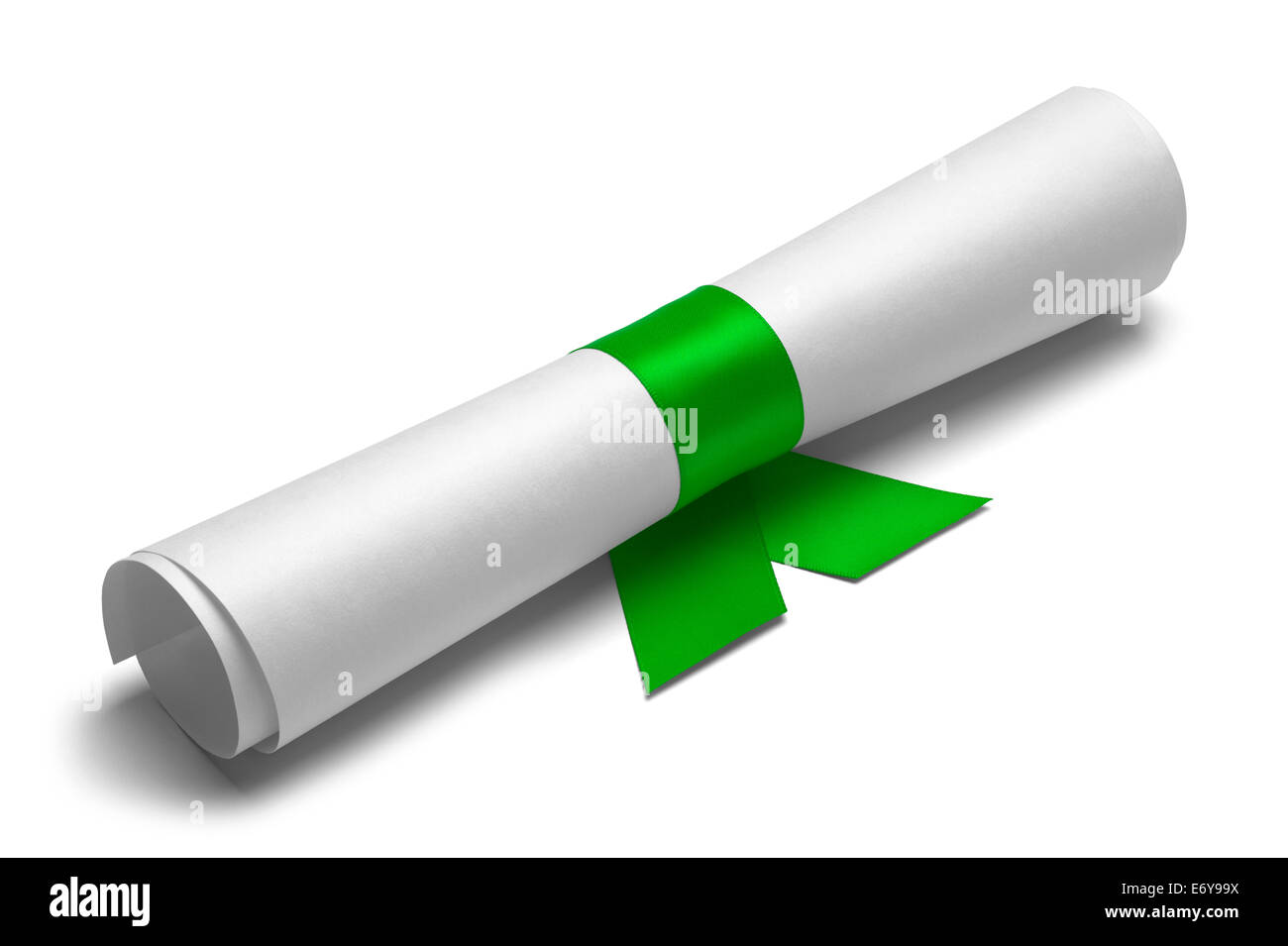 Diploma legate con nastro verde su un isolato bianco sullo sfondo. Foto Stock