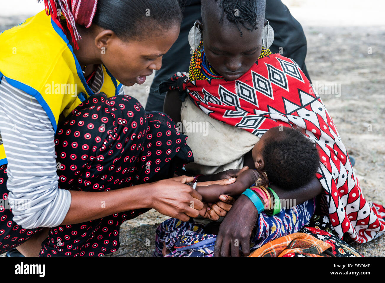 Una vaccinazione mobile team visita un piccolo villaggio Turkana dal lago Turkana e vaccinati i neonati e bambini piccoli. Foto Stock