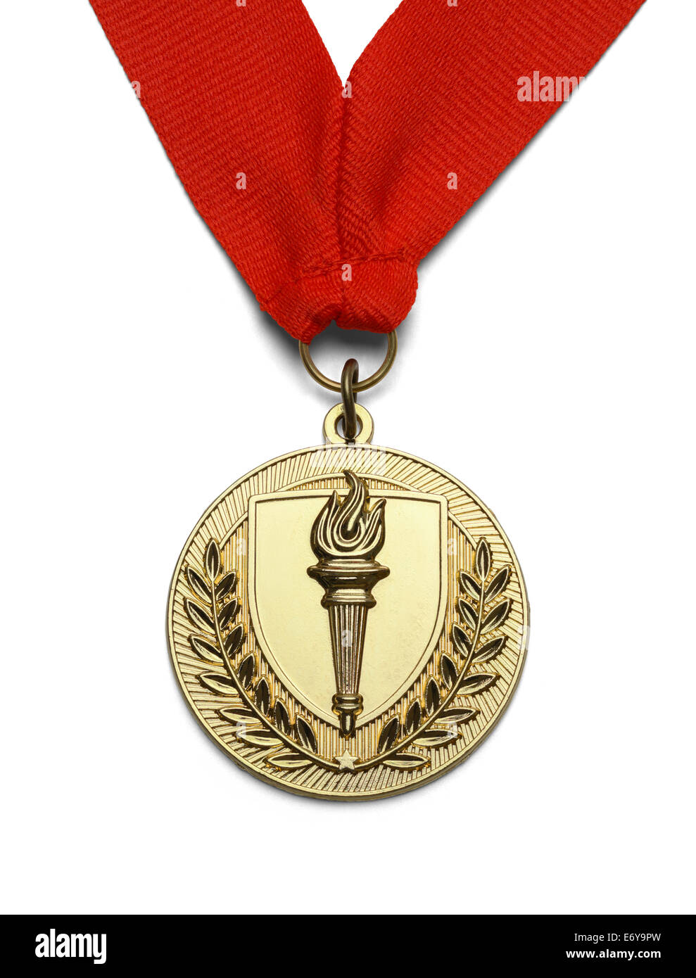 Medaglia d'oro con torcia e nastro rosso isolato su sfondo bianco. Foto Stock