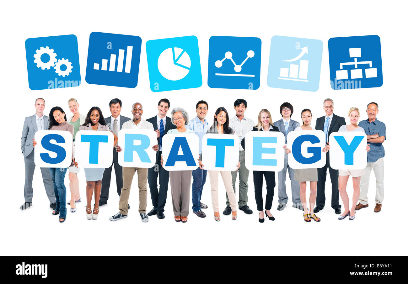 Multi-gruppo etnico di business casual e persone azienda cartoni strategia di formazione e i relativi simboli sopra. Foto Stock