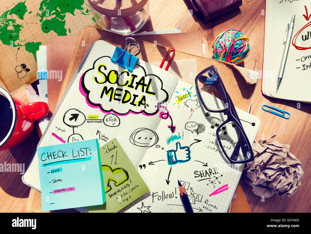 Scrivania con i Social Media e il concetto di connessione Foto Stock