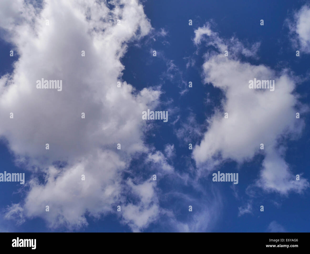 Immagine sfondo di puffy nuvole nel cielo blu Foto Stock
