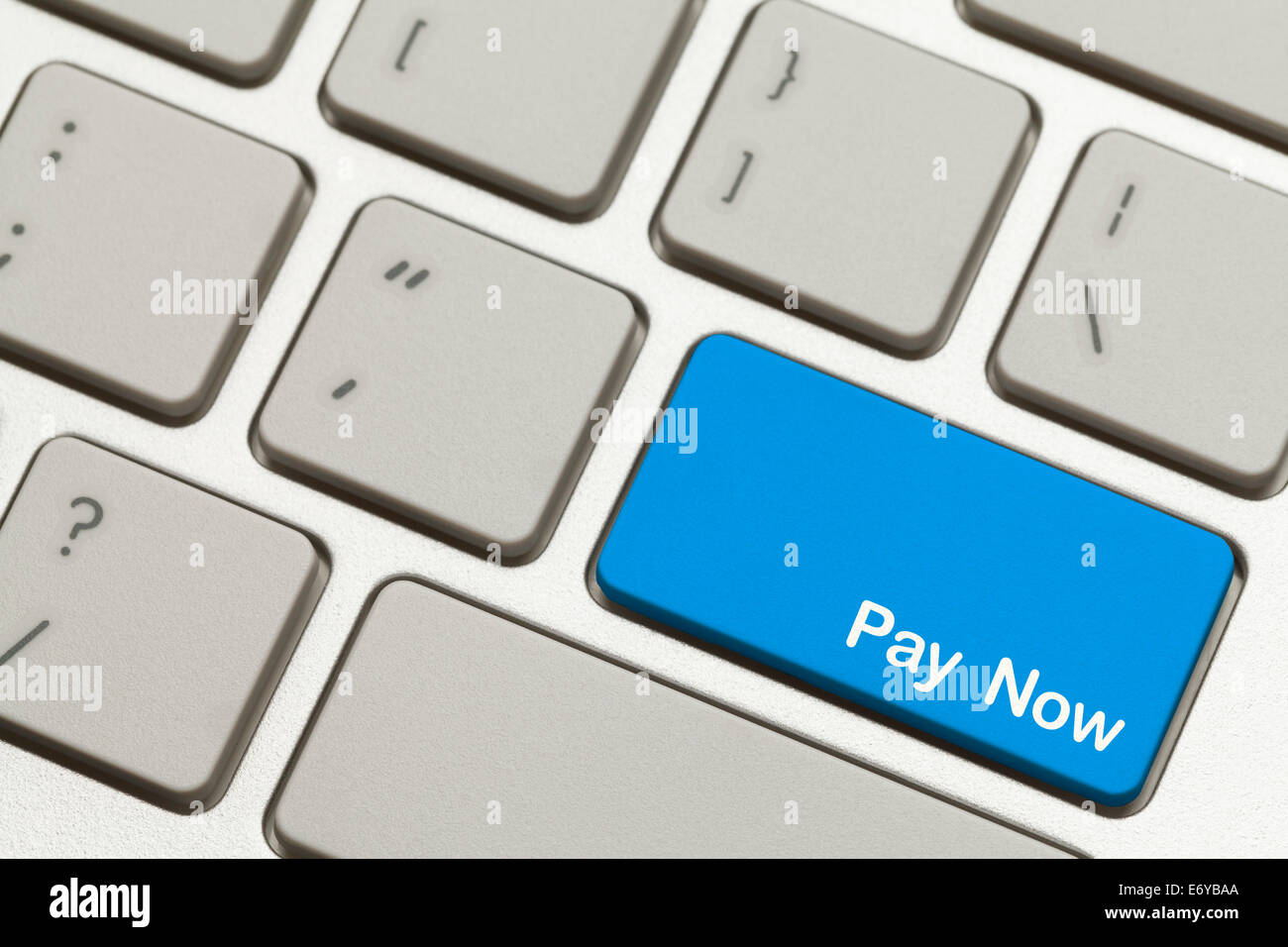 Close Up di blu Paga ora il tasto pulsante sulla tastiera. Foto Stock