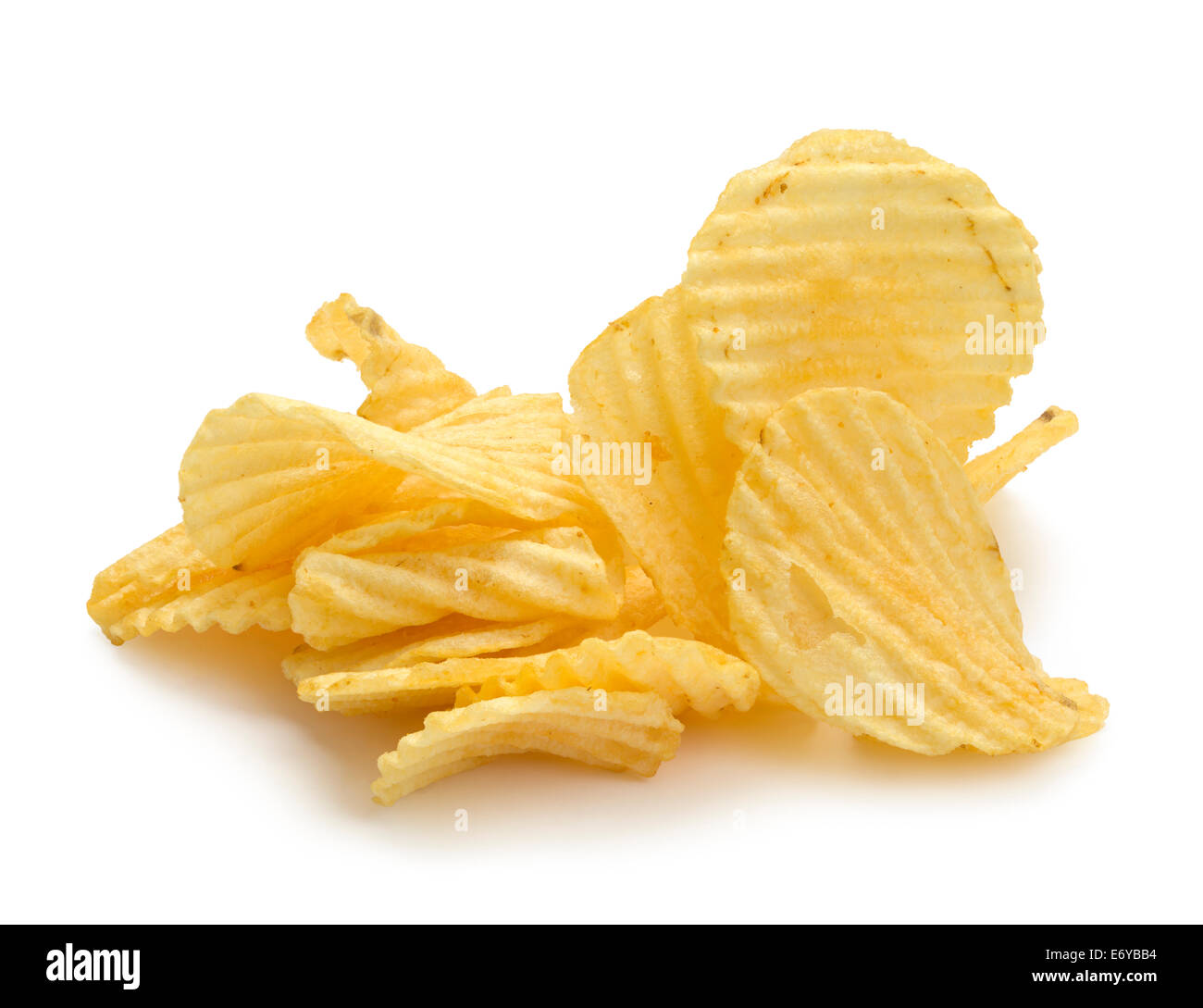 Pila di ondulato rugoso Potato Chips isolati su sfondo bianco. Foto Stock