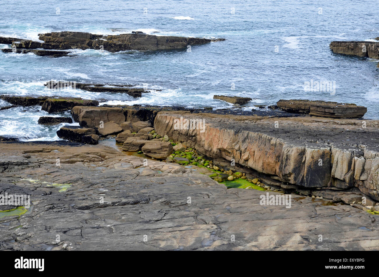 Robusto litorale atlantico della testa Mullaghmore, nella contea di Sligo, Irlanda mostra onda della piattaforma di taglio. Foto Stock