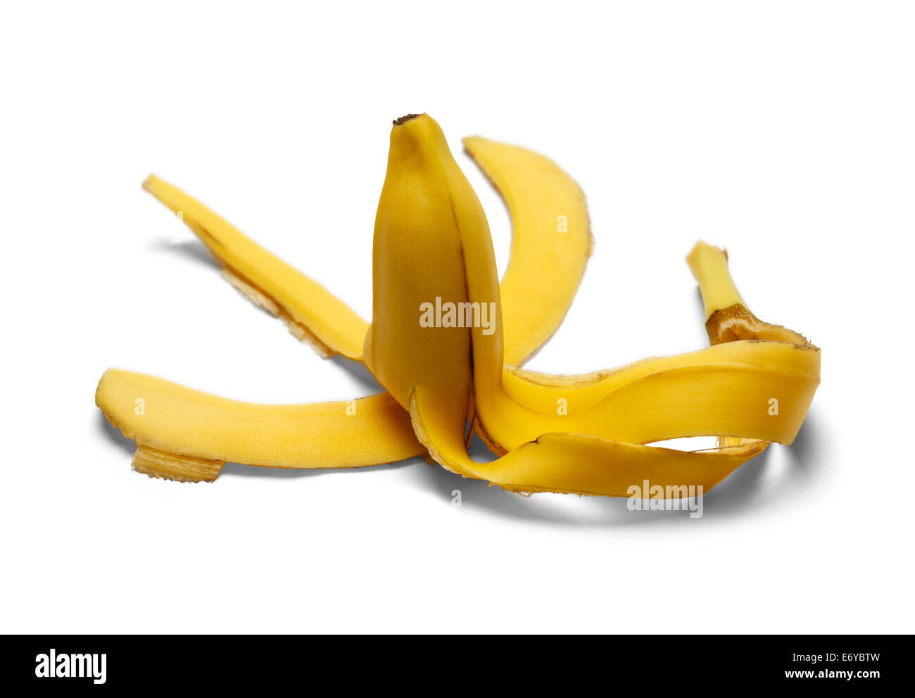 Mezza mangiato Banana con buccia la posa su un terreno isolato su uno sfondo bianco. Foto Stock