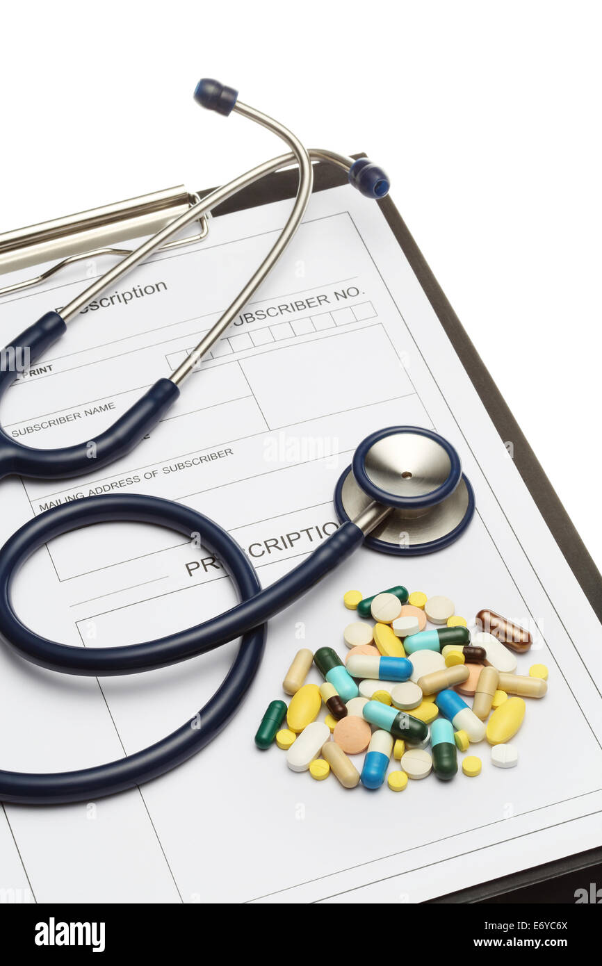 Lo stetoscopio sulla prescrizione e pillole su sfondo bianco Foto Stock