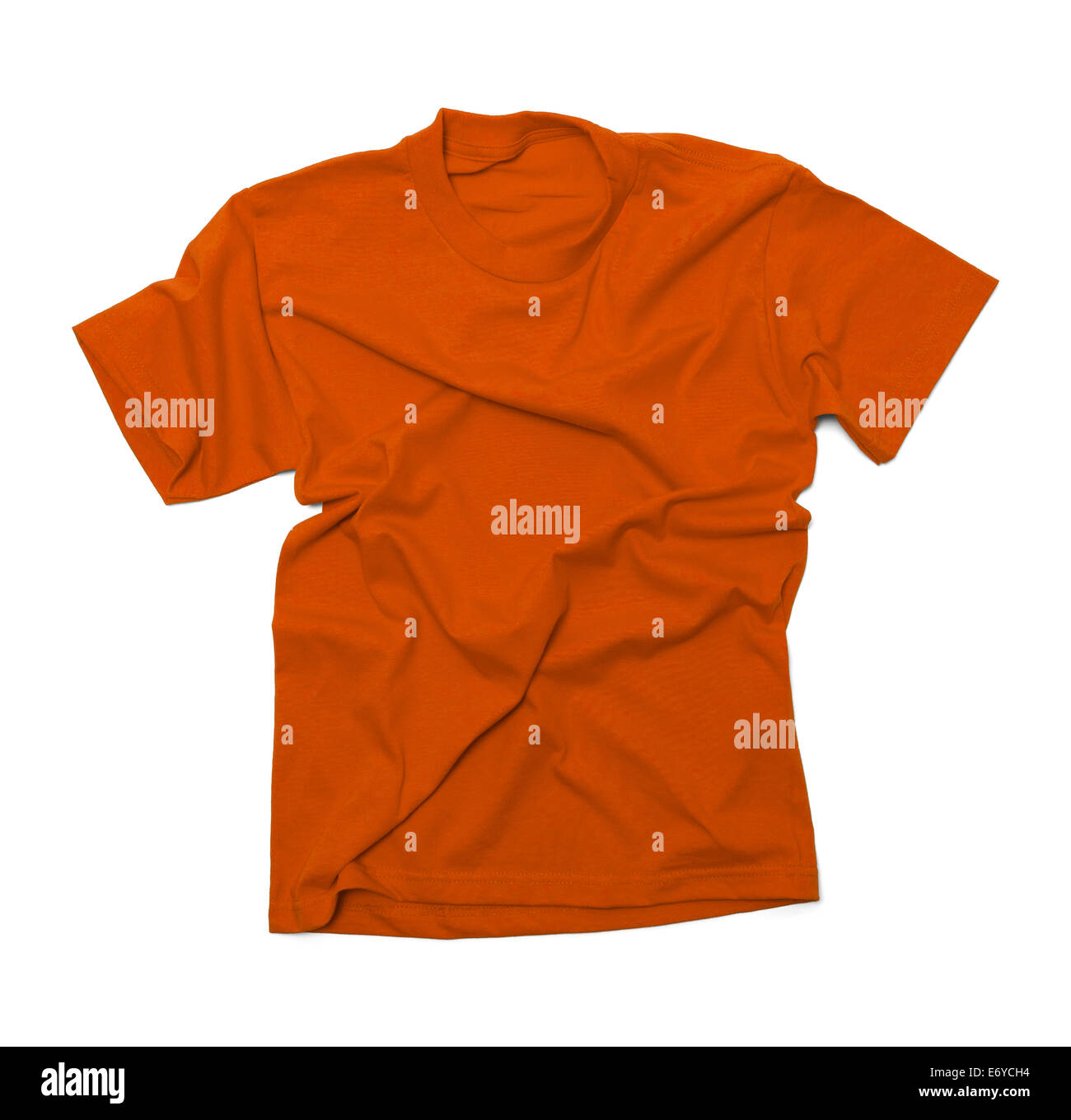 Camicia arancione con rughe isolati su sfondo bianco. Foto Stock