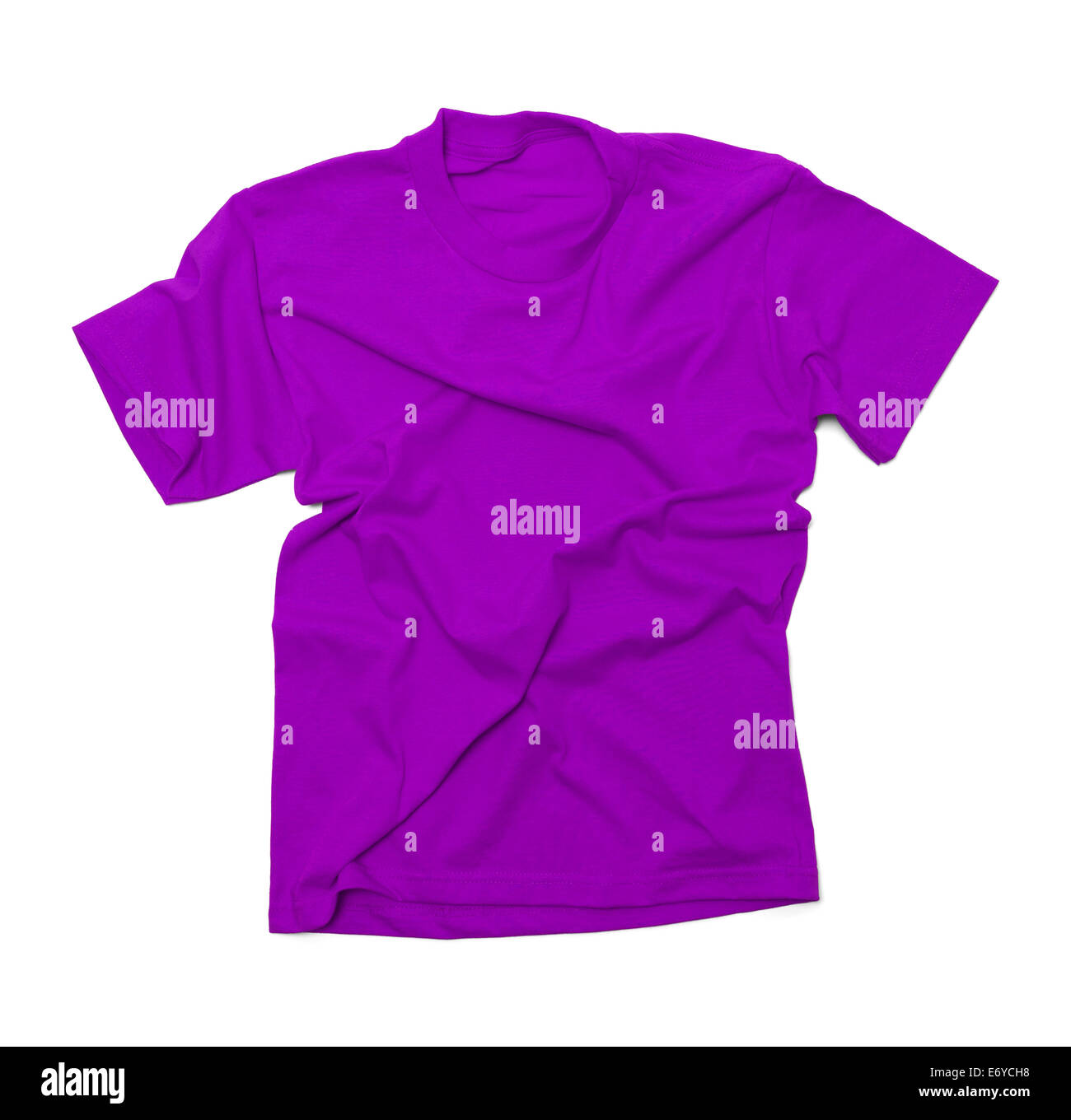 Maglietta viola con rughe isolati su sfondo bianco. Foto Stock