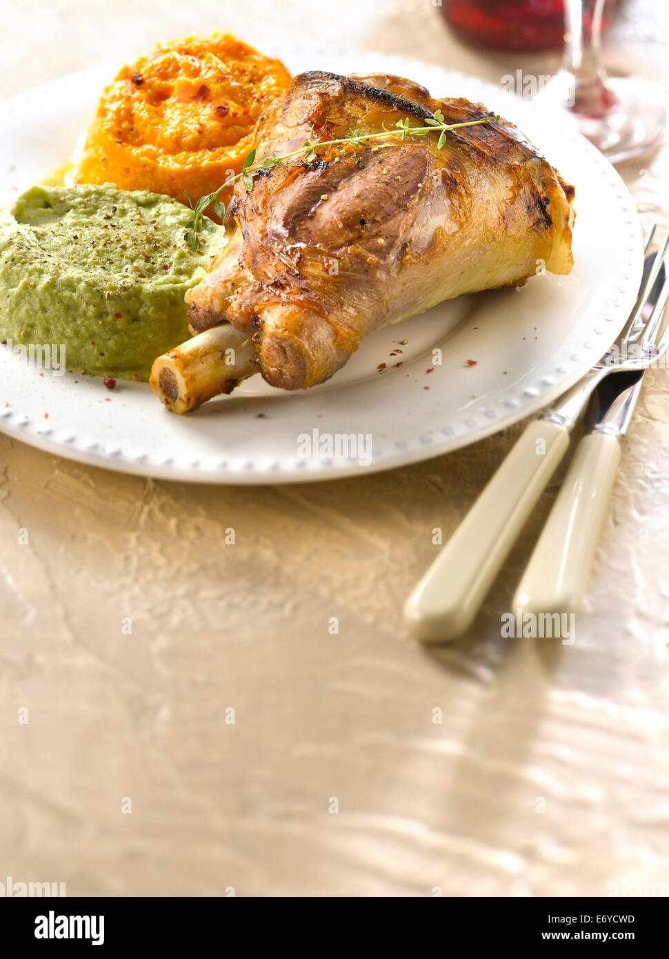 Fuso a snodo caramellato di agnello,ampio purea di fagioli e purea di carota Foto Stock