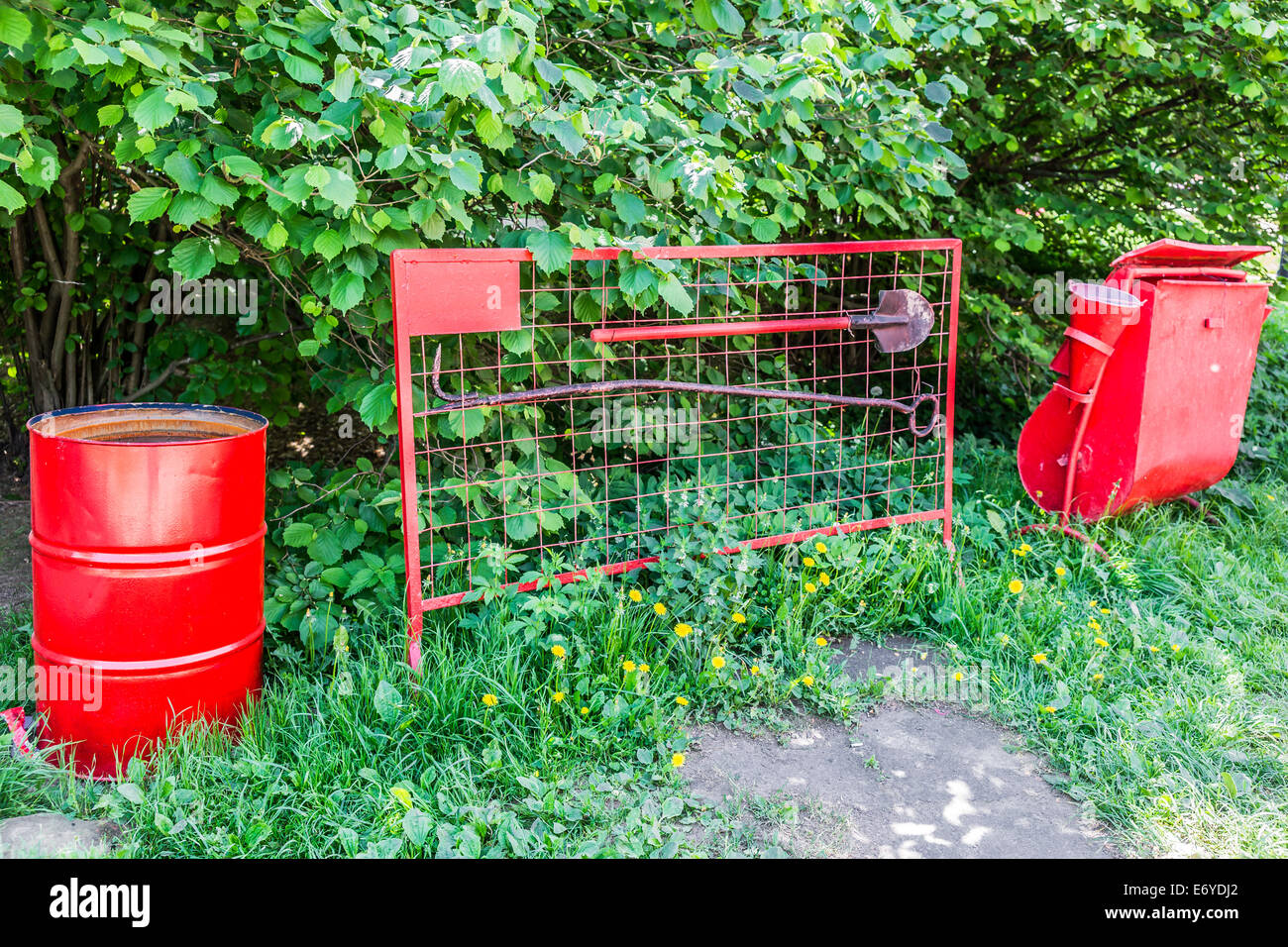 Le vecchie apparecchiature antincendio in un parco pubblico. Foto Stock