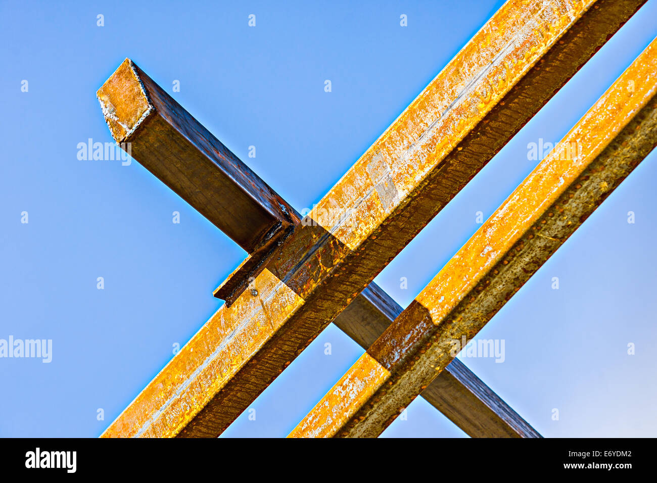Rusty travi metalliche attraverso il cielo blu chiaro Foto Stock