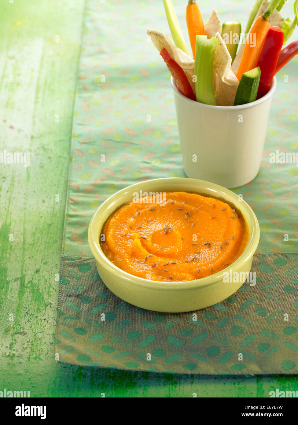 La carota dip con verdure crude Foto Stock