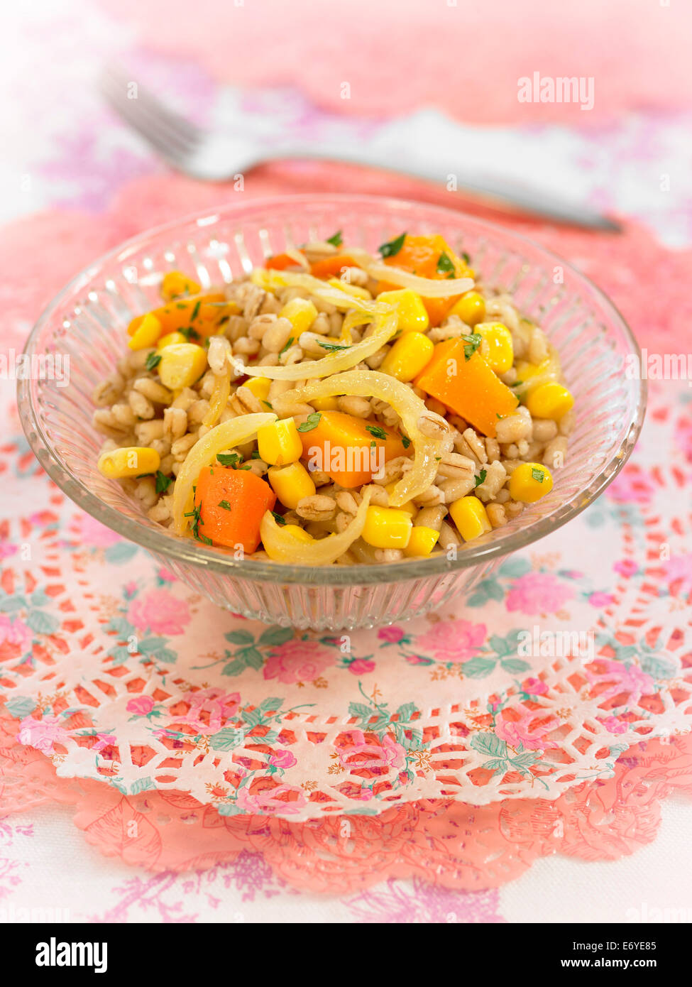 Grano, granturco dolce e insalata di carote Foto Stock