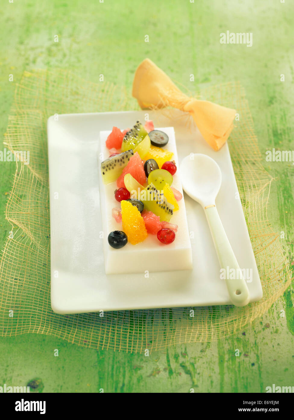Gelatina di mandorle con frutta fresca Foto Stock