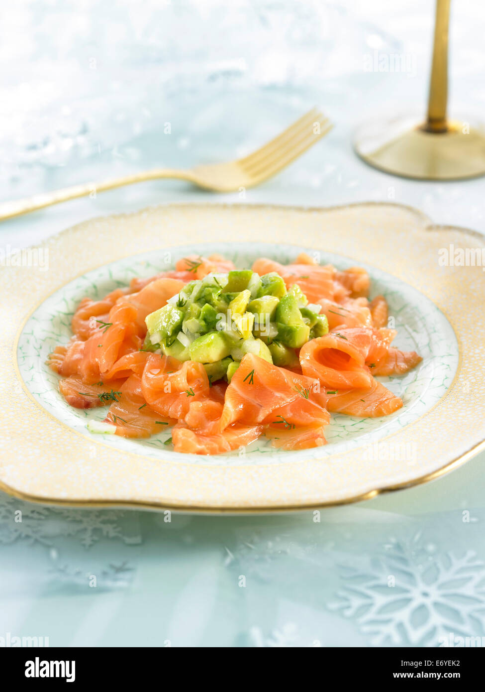 Carpaccio di salmone con avocado a dadini Foto Stock