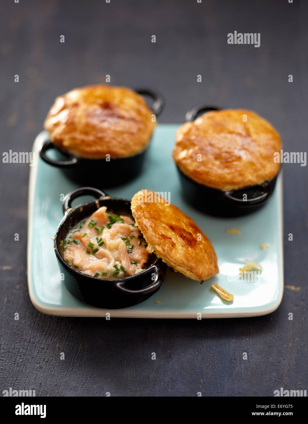 Salmone affumicato casseroles sigillato con prodotti di pasticceria Foto Stock