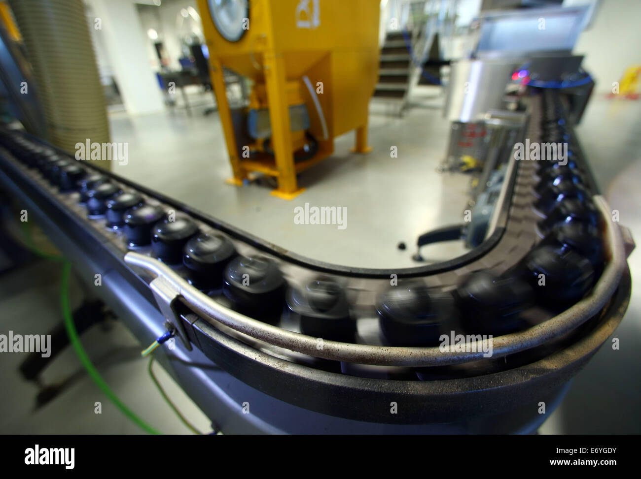 Schwerin, Germania. Il 27 agosto, 2014. Le capsule di caffè su un nastro trasportatore in corrispondenza della nuova fabbrica di caffè di cibo e bevande azienda Nestlé in Schwerin, Germania, 27 agosto 2014. La nuova fabbrica sarà ufficialmente inaugurato il 05 settembre 2014. Foto: Jens BUETTNER/DPA/Alamy Live News Foto Stock