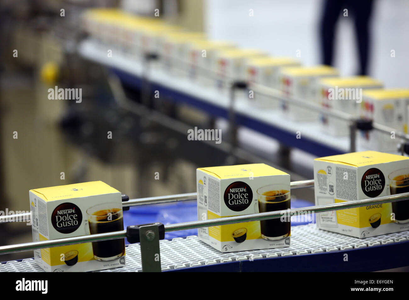 Schwerin, Germania. Il 27 agosto, 2014. Confezionate le capsule di caffè su un nastro trasportatore in corrispondenza della nuova fabbrica di caffè di cibo e bevande azienda Nestlé in Schwerin, Germania, 27 agosto 2014. La nuova fabbrica sarà ufficialmente inaugurato il 05 settembre 2014. Foto: Jens BUETTNER/DPA/Alamy Live News Foto Stock