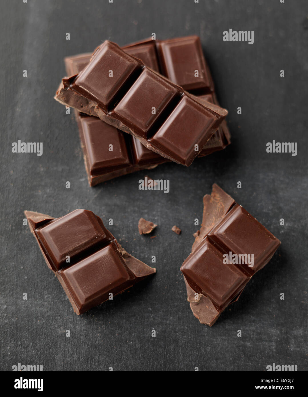 I quadrati di cioccolato fondente Foto Stock