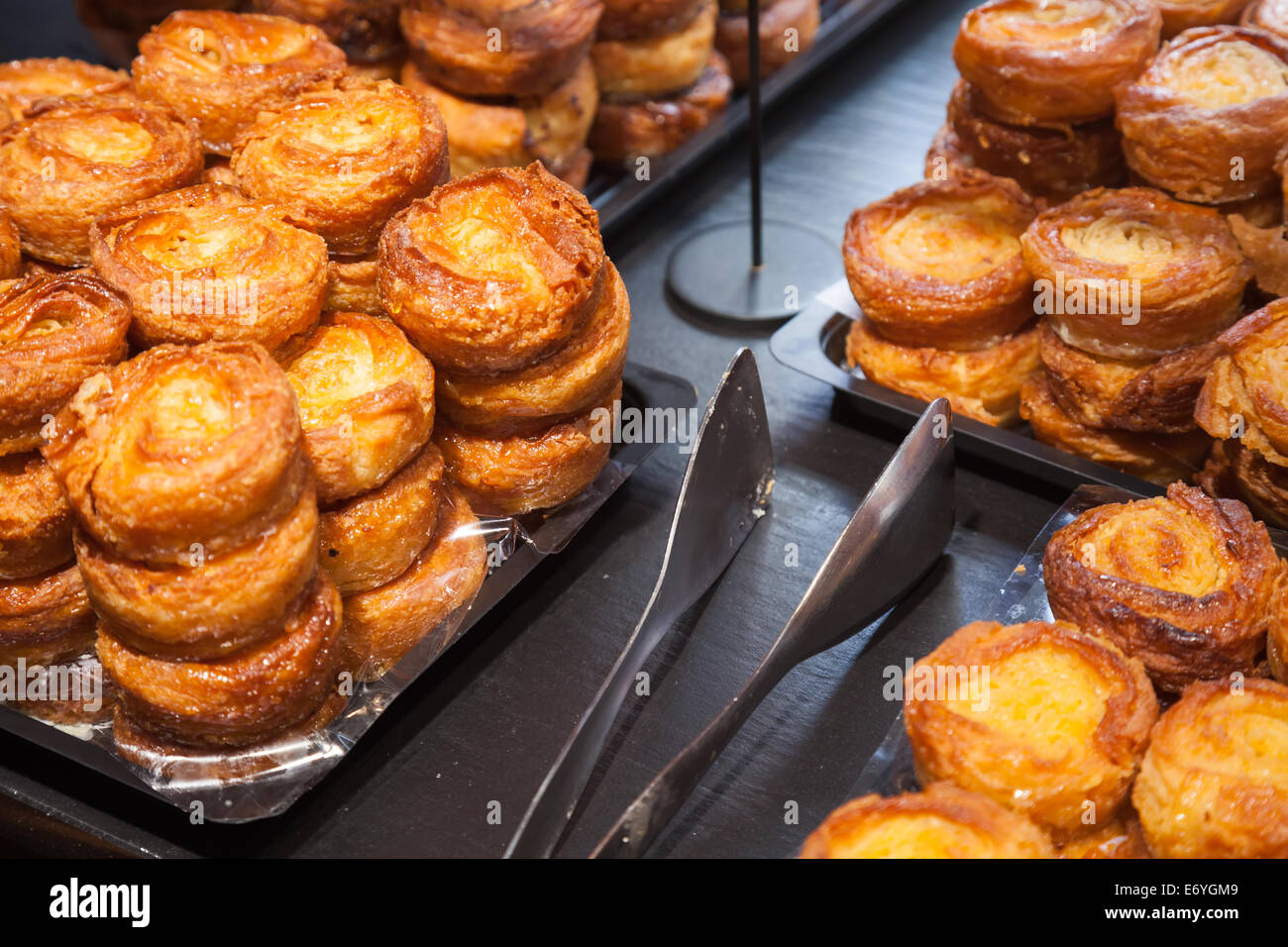 Panini dolci di pasta sfoglia sui ripiani del forno Francese Foto Stock